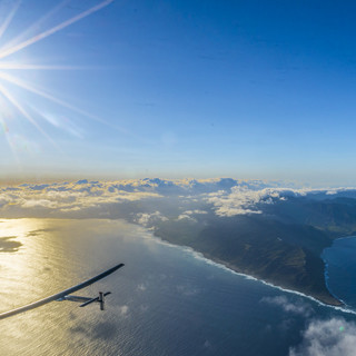 L'aeromobile Solar Impulse a completa alimentazione solare con 270 metri quadri di pannelli solari. Ha un'apertura alare leggermente inferiore a quella di un Airbus e i suoi quattro motori elettrici, alimentati da 633 chili di batterie al litio, possono fargli raggiungere una velocità di 140 km/h.