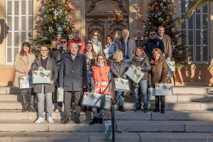 Il sindaco Juhel con alcuni eletti ed i volontari che hanno provveduto alla distribuzione (Foto: Ville de Menton)