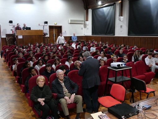 La sala gremita di studenti (Foto: Ville de Menotn)