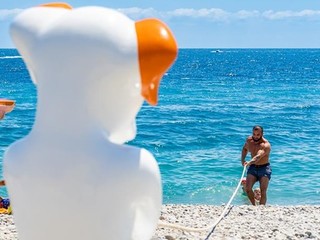 Totor sulla spiaggia pubblica del Centenaire a Nizza