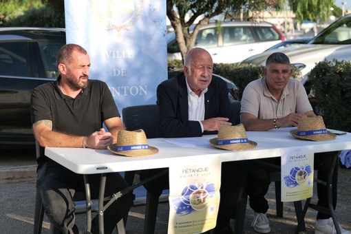 Il sindaco Juhel durante la conferenza stampa