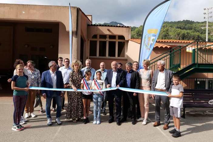 Il taglio del nastro alla presenza delle autorità (Foto Ville de Menton)