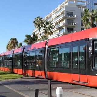 Nizza, stop di notte alle line e 2 e 3 del tram