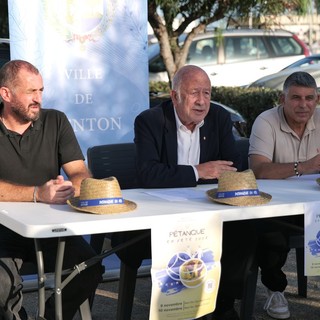 Il sindaco Juhel durante la conferenza stampa