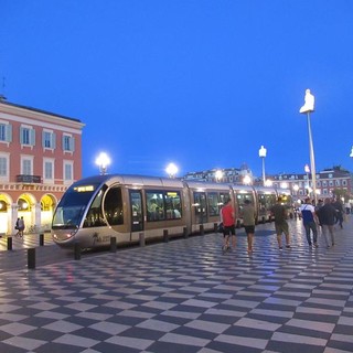 Nizza, una nuova occupazione: i “cacciatori di carte”