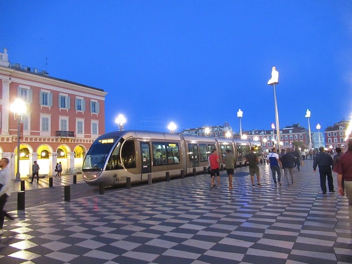 Place Massena, il tram