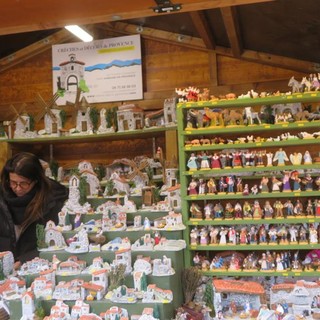 Statuine del presepe in vendita nel Villaggio di Natale di Nizza