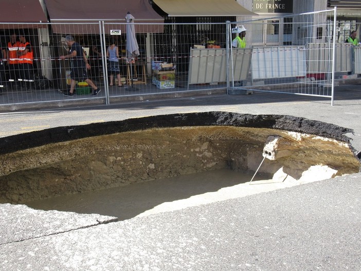 La voragine in Rue de France a Nizza