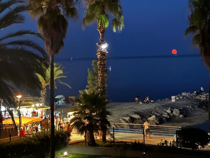 Villeneuve Loubet: &quot;Dalla finestra di casa&quot;. Fotografie di Gino Bertone