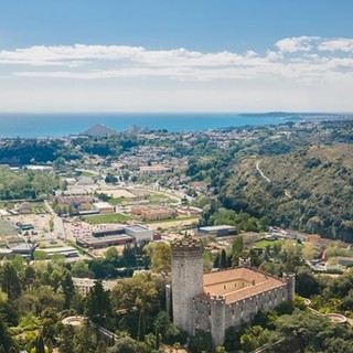 “Colori dell’Africa” a Villeneuve Loubet: opere e creazioni di artisti e artigiani