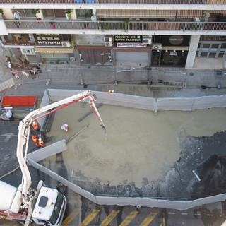 La voragine apertasi in Rue de France vista dalla terrazza dell'Hotel Mariott