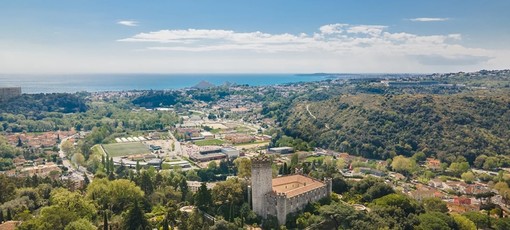 “Colori dell’Africa” a Villeneuve Loubet: opere e creazioni di artisti e artigiani