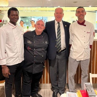 Gli chef Abdou Dibbasey, Filippo Cogliandro ed Enrico Iaria insieme con SAS il Principe Alberto II