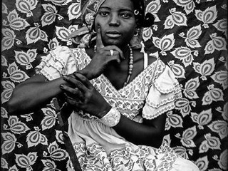 Untitled Seydou Keïta (1921 -2001), 1959 -  ©Seydou Keïta/SKPEAC / Courtesy Mairie de Cannes et The Jean Pigozzi African Art Collection Untitled (Suku Sinero Kiko)