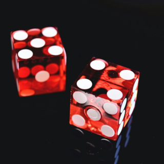 I casinò online hanno migliori probabilità rispetto ai casinò fisici?