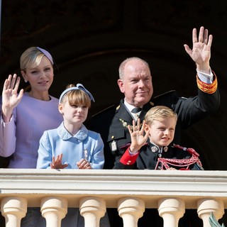 La famiglia principesca saluta i  monegaschi dalla finestra del Palazzo (Foto Palais Princier)