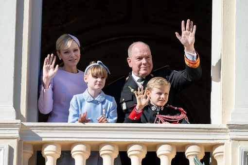 La famiglia principesca saluta i  monegaschi dalla finestra del Palazzo (Foto Palais Princier)