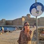 Il cartello “Obbligatorio baciarsi” a Le Castella (Crotone, Italia)