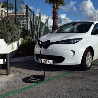 Cannes, trenta nuove stazioni di ricarica per auto elettrice nel Pôle métropolitain entro il 2024