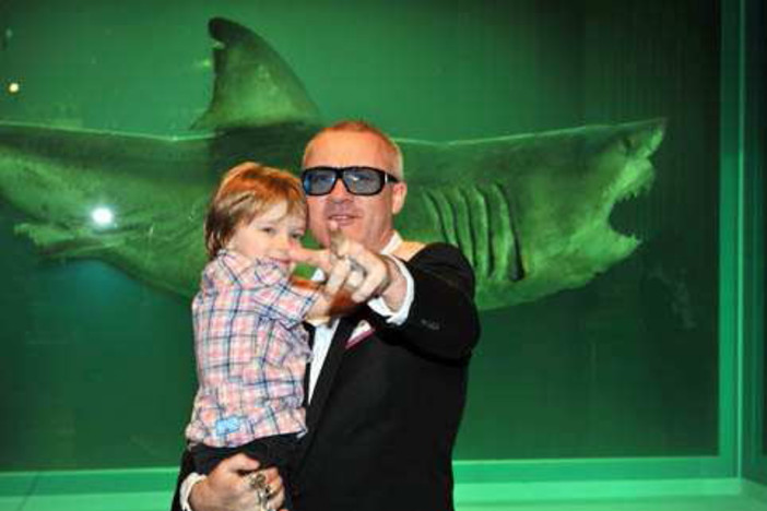 Damien Hirst posa con il figlio davanti al suo &quot;The Immortal&quot;
