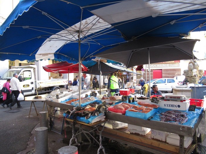 Il mercato del pesce su Place Saint François, foto d'archivio