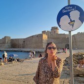 Il cartello “Obbligatorio baciarsi” a Le Castella (Crotone, Italia)