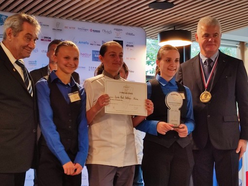 Le tre studentesse di Mentone premiate (Foto Ville de Menton)