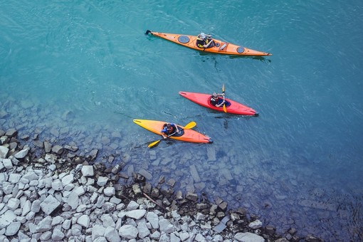 Sport acquatici nella Riviera: esplorare le coste con il kayak