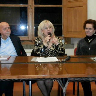 Maria Salamone calorosamente applaudita per la bellezza della sua poesia