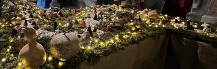 Torna a Piozzo il mercatino di Natale e il presepe con le tipiche zucche (Video)