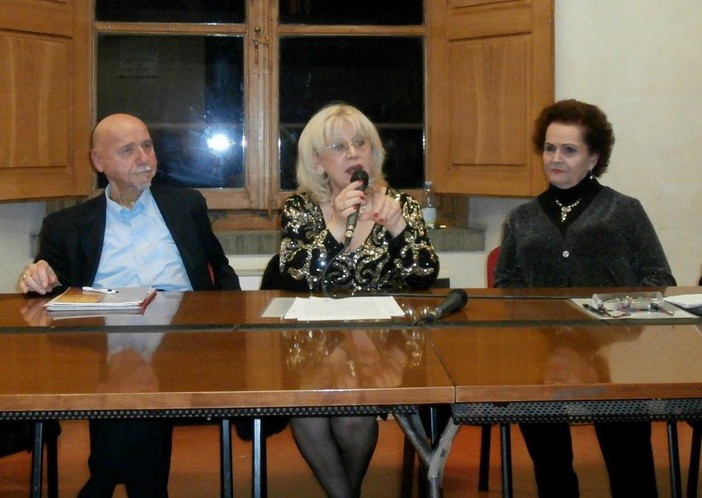 Maria Salamone calorosamente applaudita per la bellezza della sua poesia