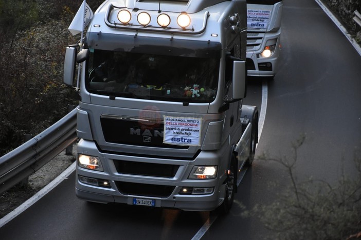 Funziona l'operazione dei tir - lumaca: traffico paralizzato in tutta la Val Roya, circa 30 i mezzi che hanno aderito alla protesta (Foto e Video)