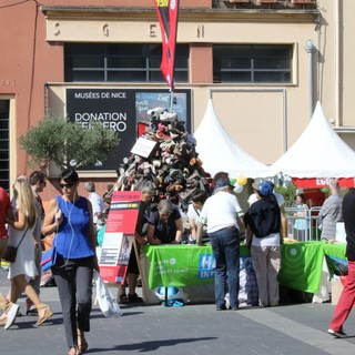 La piramide realizzata nel 2016 in Place Gautier a Nizza