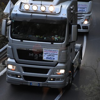 Funziona l'operazione dei tir - lumaca: traffico paralizzato in tutta la Val Roya, circa 30 i mezzi che hanno aderito alla protesta (Foto e Video)