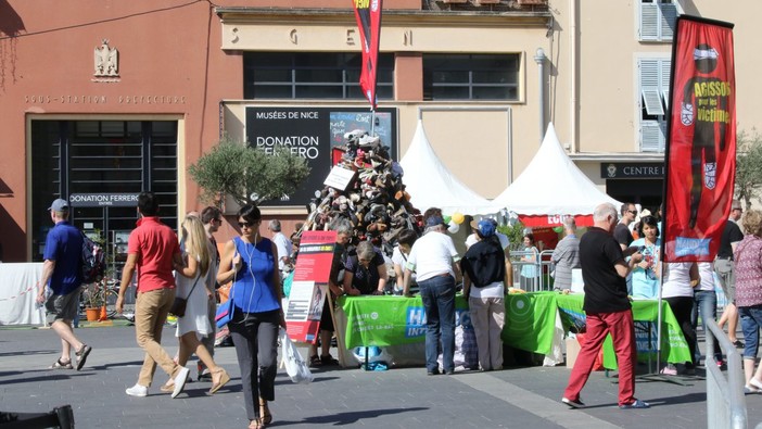 La piramide realizzata nel 2016 in Place Gautier a Nizza