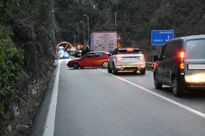 I sindaci di Airole e Olivetta San Michele contro la protesta dei tir lumaca: &quot;Un danno economico e di immagine notevole per il nostro territorio”