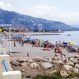 In spiaggia a Mentone l'estate è in sicurezza