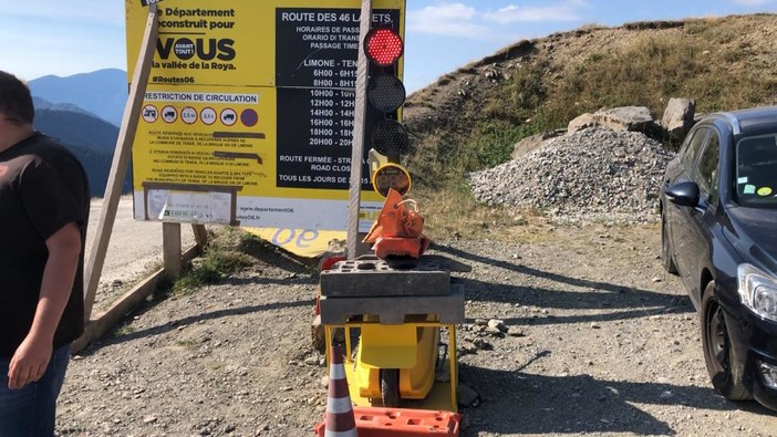 Il semaforo che regolamenta i passaggi sulla strada dei 46 tornanti al Colle di Tenda