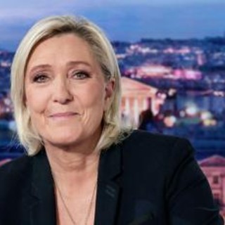 Crisi Francia, Le Pen gela Macron: &quot;Posso votare di nuovo mozione di censura&quot;