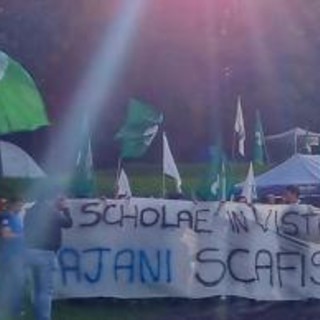 A Pontida cori giovani Lega contro Tajani: &quot;Scafista&quot;. Ira Forza Italia, Salvini si scusa