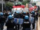 G7 Difesa Napoli, scontri tra i manifestanti e la polizia al corteo: bottiglie e lacrimogeni