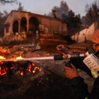 Incendi Atene, morta una donna: migliaia gli evacuati