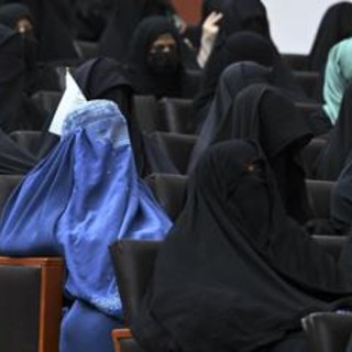 Afghanistan, Talebani vietano a donne di guardare dalla finestra