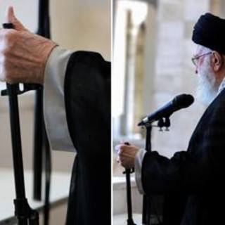 Iran, Khamenei e il sermone con il fucile: non è la prima volta