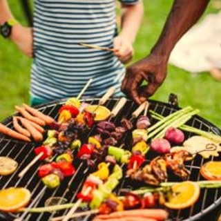 Barbecue di Ferragosto, grigliata protagonista 15 agosto: meglio carne o pesce?