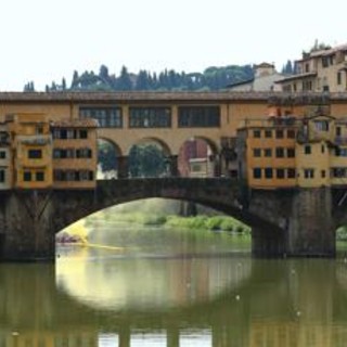 Scrivono i loro nomi su Ponte Vecchio, maxi multa per due turisti a Firenze