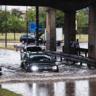 Maltempo, bomba d'acqua su Milano: in un'ora caduti 40 mm di pioggia - Video